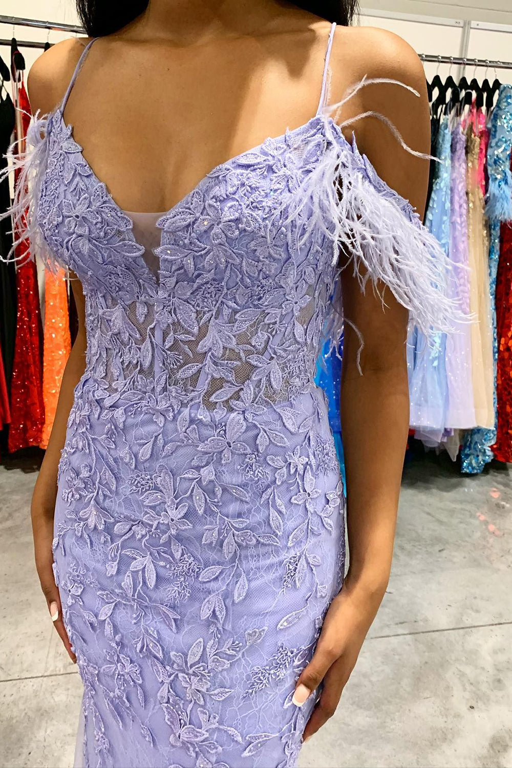 Hermoso vestido de fiesta de sirena con tirantes finos y apliques de Weitese